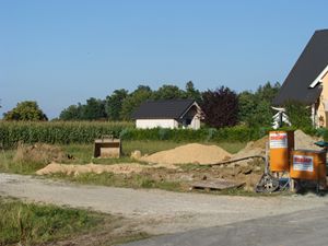 Baugrundstück am 27.08.2008, ein Kanalschacht ist gesetzt.