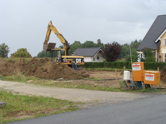 8. September 2008: Der Baggerfahrer bereitet das morgige Ausheben der Baugrube vor.
