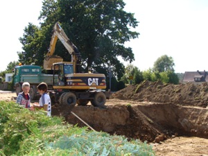 9. September 2008: Ein Loch wird zur Baugrube, Experten unter sich.