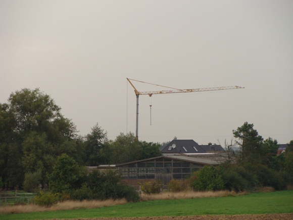10. September 2008: Der Baustellenkran steht.