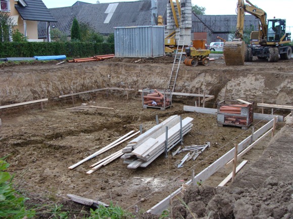 10. September 2008: Die Vorbereitungsarbeiten für die Bodenplatte sind angelaufen.