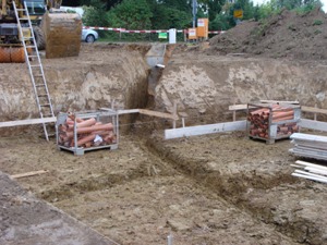 10. September 2008: Der Schacht zum Kanal ist gegraben. Die Abflüsse aus den einzelnen Räumen sind berücksichtig, die PVC-Rohre liegen zum Verlegen bereit.