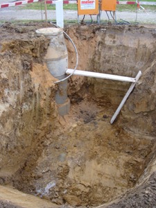 10. September 2008: Das Loch für die Zisterne ist angefangen, das Wasser ist hoffentlich nur Regenwasser vom heutigen Nachmittag.
