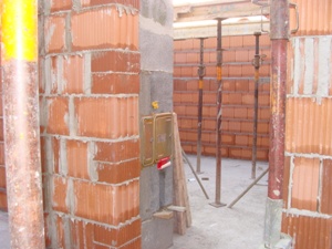 18. September 2008: Die Kellerinnenwnde sind komplett, die Basis vom Kamin steht.