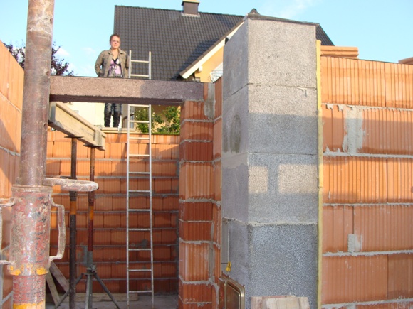 18. September 2008: Blick ins Kellertreppenhaus. Die Vorbereitungen zum Bau der Kellerdecke sind nicht zu bersehen.