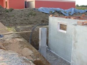18. September 2008: Die beiden Betonsulen des Hauses werden mit Hilfe von Abflussrohren gegossen.
