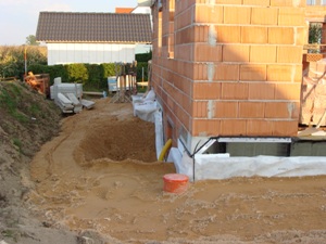 26. September 2008: Der Graben ums Haus ist mit Sand gefllt.