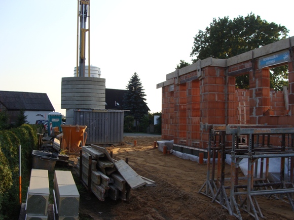26. September 2008: Auf Hhe des Baucontainers soll die Doppelgarage stehen.