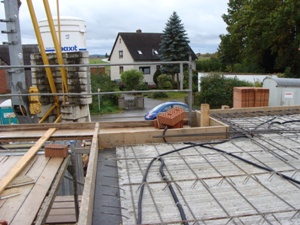 1. Oktober 2008: Das Eisen liegt, gengend Kabelkanle sind bercksichtigt. Die Schalung kann morgen den Beton aufnehmen.