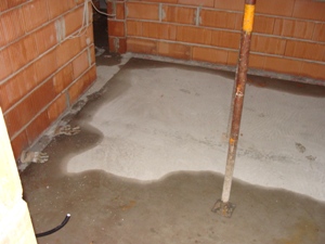 1. Oktober 2008: Wasser im Gstezimmer entlang der Auenwand (Nord) - links.