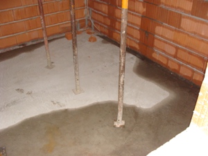 1. Oktober 2008: Wasser im Gstezimmer entlang der Auenwand (Nord) - rechts.