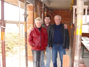 11. Oktober 2008: Die Eltern des Bauherren im knftigen Wohnzimmer und endlich auch im Internet.