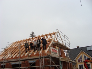 11. Oktober 2008: Das Dach ist aufgerichtet. Der Zimmermann-Meister spricht den Richtspruch, das Richtfest kann beginnen.