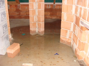 17. Oktober 2008: Der Regen am Donnerstag hat uns viel Wasser ins DG gebracht. Der Keller ist soweit trocken.