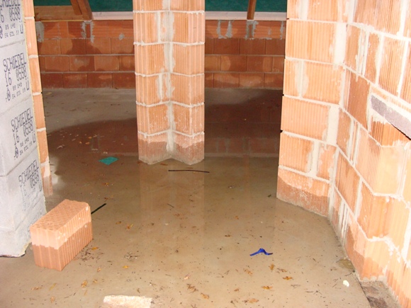 17. Oktober 2008: Der Regen am Donnerstag hat uns viel Wasser ins DG gebracht. Der Keller ist soweit trocken.