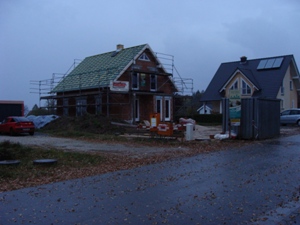 21. Oktober 2008: Es ist Herbst. Die Spannbahn hlt das Haus trocken.