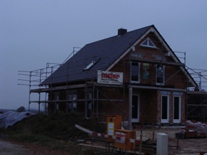 24. Oktober 2008: Freitag 18:00, das Dach ist drauf.