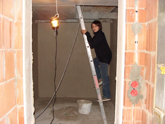 7. November 2008: Der Keller ist verputzt, Erik interessiert der Technikraum.