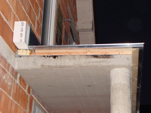 13. November 2008: Der Balkon ist verblecht.