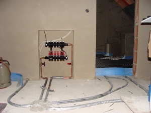16. November 2008: Der Verteiler fr die Fubodenheizung im DG ist installiert.