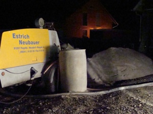 19. November 2008: Die Firma Estrich Neubauer ist vor Ort.
