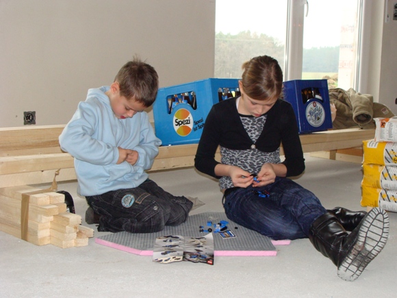24. Dezemeber 2008: Die Kinder haben ihre Weihnachtsgeschenke ausgepackt und spielen.