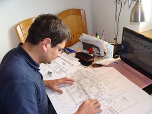 14. September 2008: Der Bauherr vergleicht das Wochenwerk mit dem Werkplan.