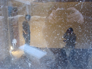 31. Januar: Ein Schnappschu des Baustellenfotografen, der sich selbst am Kellerfenster spiegelend aufnimmt.