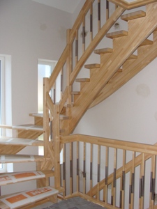 9. Februar: Am Nachmittag war die Treppe aus Birkenholz fertig eingebaut und hielt...