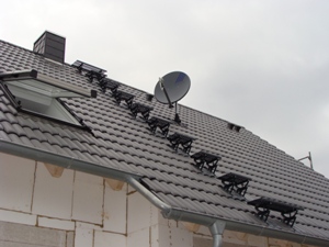 5. Mrz: Die Elektriker der Firma Leykam haben die Satellitenschssel auf dem Dach montiert.